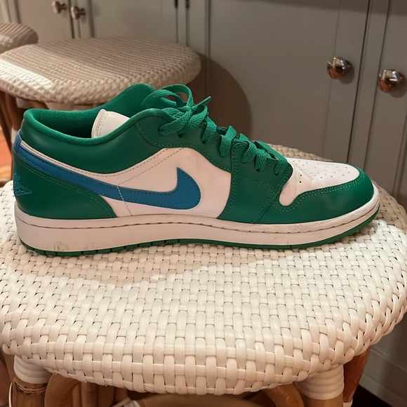 Worn a couple of times and bottom is a tiny bit dirty - Picture 3 of 3